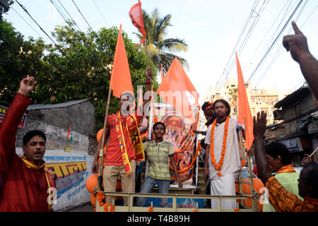 Kolkata, Indien. 14 Apr, 2019. Hindu Leute schreien, Slogan, der bei einem religiösen Prozession anlässlich der Ram Navami Festival. Credit: Saikat Paul/Pacific Press/Alamy leben Nachrichten Stockfoto