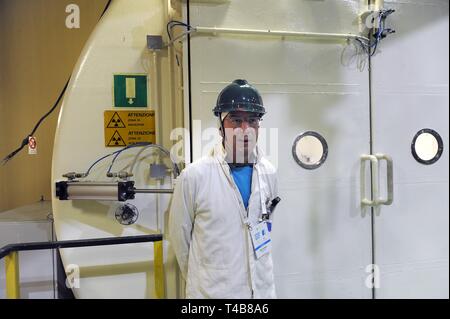 Trino Vercellese Kernkraftwerk, in den Prozess der Deaktivierung durch die Gesellschaft Sogin, verantwortlich für die Stilllegung des italienischen Kernkraftwerke nach der beliebten Referenden von 1987 und 2011. Eingang zu den Kernreaktor Zimmer Stockfoto