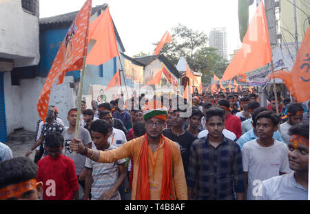 Kolkata, Indien. 14 Apr, 2019. Hindu Leute schreien, Slogan, der bei einem religiösen Prozession anlässlich der Ram Navami Festival. Credit: Saikat Paul/Pacific Press/Alamy leben Nachrichten Stockfoto