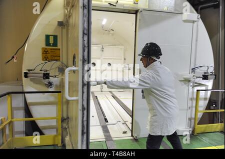 Trino Vercellese Kernkraftwerk, in den Prozess der Deaktivierung durch die Gesellschaft Sogin, verantwortlich für die Stilllegung des italienischen Kernkraftwerke nach der beliebten Referenden von 1987 und 2011. Eingang zu den Kernreaktor Zimmer Stockfoto