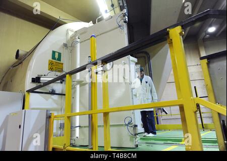 Trino Vercellese Kernkraftwerk, in den Prozess der Deaktivierung durch die Gesellschaft Sogin, verantwortlich für die Stilllegung des italienischen Kernkraftwerke nach der beliebten Referenden von 1987 und 2011. Eingang zu den Kernreaktor Zimmer Stockfoto