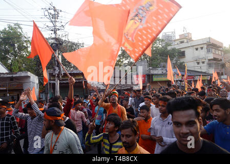 Kolkata, Indien. 14 Apr, 2019. Hindu Leute schreien, Slogan, der bei einem religiösen Prozession anlässlich der Ram Navami Festival. Credit: Saikat Paul/Pacific Press/Alamy leben Nachrichten Stockfoto