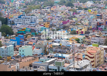 Trichy, Indien - 14. März 2018: Luftaufnahme der bunten Gehäuse in der Mitte der Stadt in Tamil Nadu Stockfoto