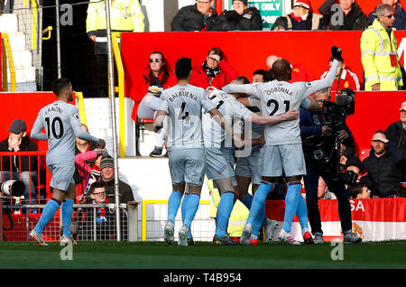 West Ham United Felipe Anderson (versteckte) feiert zählenden erste Ziel seiner Seite des Spiels mit Teamkollegen Angelo Ogbonna (rechts) und Fabian Balbuena Stockfoto