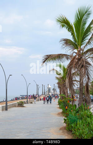 Pondicherry, Indien - 17. März 2018: Die von Bäumen gesäumte Promenade an der Küste des ehemaligen französischen kolonialen Stadt mit Blick auf die Bucht von Bengalen Stockfoto