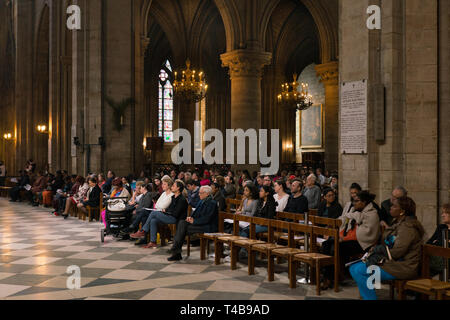 Paris, Frankreich, 31. März 2019: die Gläubigen in der Kathedrale Notre Dame de Paris. Stockfoto