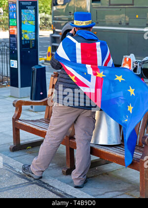 London, England - 10. April 2019: Unbekannter Brexit Demonstrant trug einen Mantel aus einem Amalgam aus dem Vereinigten Königreich und der Europäischen Union Flags Stockfoto