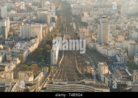 Blick von oben auf die Skyline von Paris von oben Zeitraffer. Wahrzeichen der Europäischen Megapolis mit Bahnhof von Vaugirard-Belt. Stockfoto