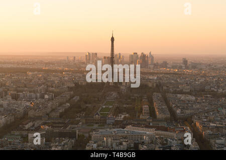 Stadtbild von Paris mit Eiffelturm bei Sonnenuntergang Stockfoto