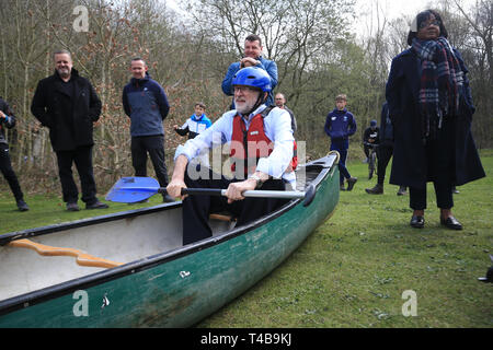 Labour-führer Jeremy Corbyn von shadow Home Secretary Diane Abbott in einem Kanu beobachtete bei einem Besuch in Sunnyvale Fischerei und Outdoor Activity Center, ein Projekt zur Verringerung der Jugendkriminalität in Dietikon. Stockfoto