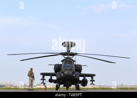 Die Kontrollen werden auf einem Apache Hubschrauber auf dem Flug in Wattisham Flugplatz in Suffolk durchgeführt, da sie sich auf die baltischen Staaten für einen dreimonatigen Einsatz Kopf. Stockfoto