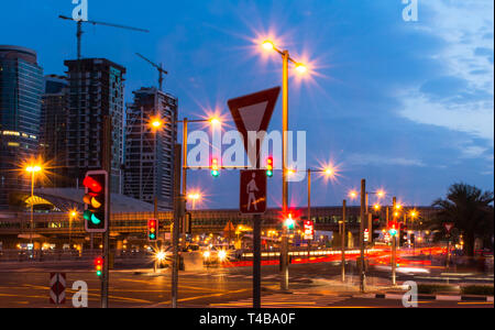 Bunte Verkehr Ampeln in der Stadt Dubai schöne Nacht Blick auf Dubai Metro Station und Bauten blauer Himmel mit Straßenbeleuchtung Stockfoto