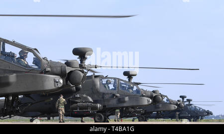 Abschließende Kontrollen werden an fünf Apache Hubschrauber auf dem Flug in Wattisham Flugplatz in Suffolk, da sie sich auf die baltischen Staaten für einen dreimonatigen Einsatz Kopf. Stockfoto
