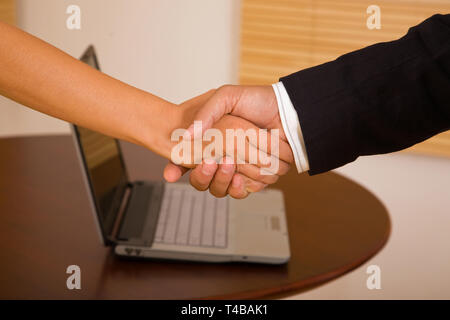 Business Handshake zwischen Business-frau und Geschäftsmann Stockfoto