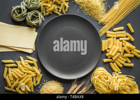Verschiedene Arten von Teigwaren, die aus Weichweizen für das Kochen mediterrane Gerichte. Stockfoto
