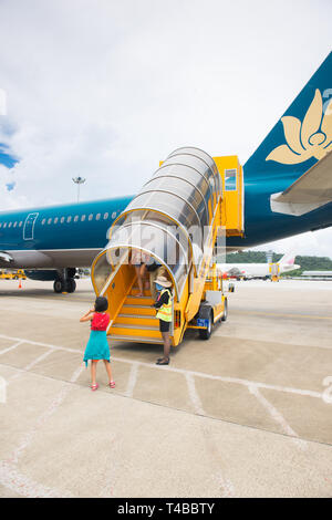 Vietnam - 27. Juni 2018: Vietnam Airlines Airbus A 321-200 Parkplätze mit Menschen zu Fuß in die Ebene im Tan So Nhat International Airport, Ho Chi Minh, Vi Stockfoto