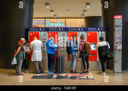 Fahrkartenautomat, Foyer, Hauptbahnhof, Köln, Nordrhein-Westfalen, Deutschland Stockfoto