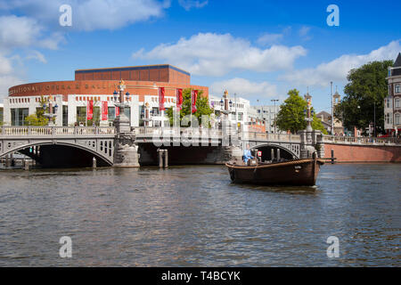 Oper von Amsterdam, kleinen Kanal Boot auf dem Fluss Amstel, Amsterdam, Holland, Niederlande Stockfoto