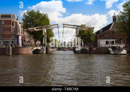 Walter Suskindbrug, alte Klappbrücke, Fluss Amstel, Amsterdam, Holland, Niederlande, Wasser Süskindbrug Stockfoto