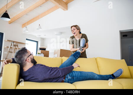 Ein junges Paar, das sich in der neuen Heimat, Spaß zu haben. Stockfoto