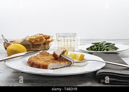 Cotoletta alla milanese Tagliata con contorno di fagliolini Verdi dal Basso Stockfoto