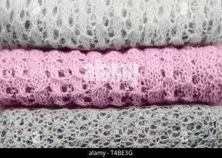 Stilvolle gestrickt, pastellfarbenen Pullover und eine in süßen Lila, trendige Farbe von Frühling und Sommer im Stapel gefaltete 2019. Stockfoto