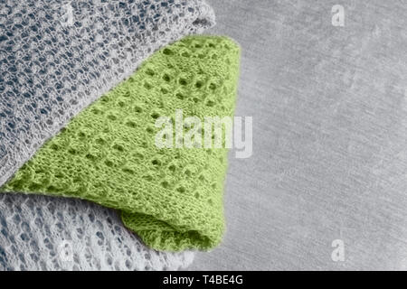 Stapel der eleganten pastellfarbenen Pullover gestrickt und in trendigen Farben für Frühjahr und Sommer 2019. Kopieren Sie Platz. Stockfoto