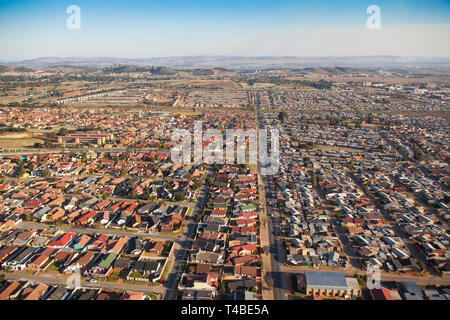 In der Nähe von Johannesburg, Südafrika gelegen, ist das Township Soweto poluated, die von mehr als einer Million Menschen. Die Luftaufnahme zeigt einen Teil einer von Th Stockfoto