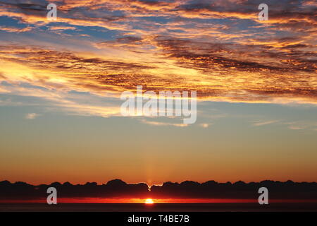 Sonnenaufgang in Cala Millor, Rot feurig dramatische Himmel über dem Mittelmeer, Mallorca, Balearen, Spanien. Stockfoto