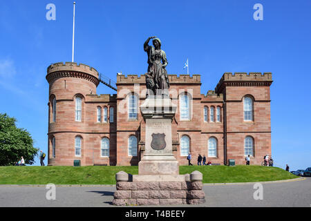 Inverness Castle und Flora Macdonald Statue, Castle Hill, Inverness, Highland, Schottland, Vereinigtes Königreich Stockfoto