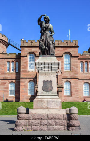 Inverness Castle und Flora Macdonald Statue, Castle Hill, Inverness, Highland, Schottland, Vereinigtes Königreich Stockfoto