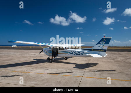 Lihue, HI, USA - 1. November 2016: eine Cessna Flugzeug von "Flügel über Kauai "Warten auf den nächsten Flug Lihue Flughafen Stockfoto