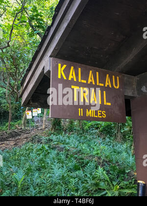 Schild am Ausgangspunkt der Kalalau Wandern-Studie, dass 11 Meilen entlang der nördlichen Küste von der hawaiianischen Insel Kauai, USA läuft Stockfoto