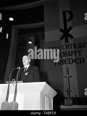 Fürst Karl zu Löwenstein, Präsident des Zentralkomitees der Deutschen Katholiken, sprechen. Am 01. September 1949 der 73. Deutsche Katholikentag in Bochum eröffnet. | Verwendung weltweit Stockfoto