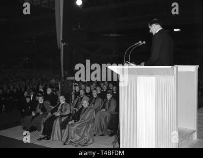 Fürst Karl zu Löwenstein, Präsident des Zentralkomitees der Deutschen Katholiken, spricht bei der Eröffnung. Am 01. September 1949 der 73. Deutsche Katholikentag in Bochum eröffnet. | Verwendung weltweit Stockfoto