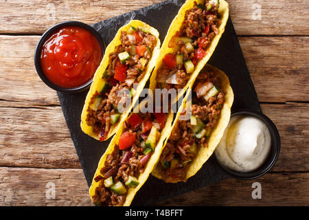Mexikanische Tacos, gefüllt mit Hackfleisch und Gemüse close-up auf dem Tisch. horizontal oben Ansicht von oben Stockfoto