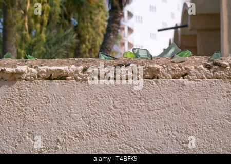 Zerbrochenes Glas oben an der Wand. Tunis. Susse. Stockfoto