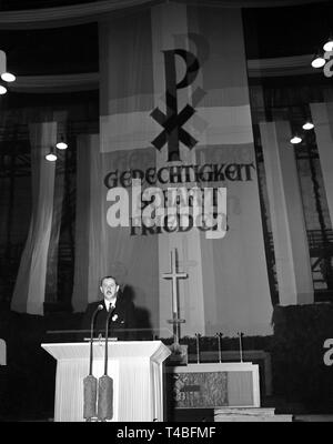 Fürst Karl zu Löwenstein, Präsident des Zentralkomitees der Deutschen Katholiken, sprechen. Am 01. September 1949 der 73. Deutsche Katholikentag in Bochum eröffnet. | Verwendung weltweit Stockfoto