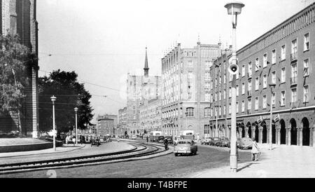 Blick auf die Lange Straße, die herrlichen Allee in Rostock (DDR) 1961. | Verwendung weltweit Stockfoto