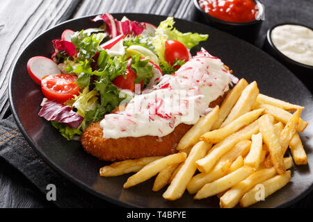 Lecker gebratene Pollock mit Pommes Frites und Salat close-up auf einem Teller und Saucen auf dem Tisch. Horizontale Stockfoto