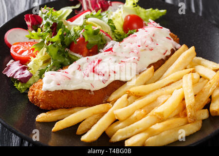 Fisch in Panade mit Pommes Frites und Salat close-up auf einem Teller. Horizontale Stockfoto