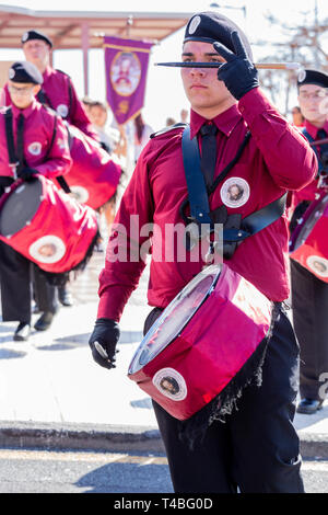 Marching Band von Trompeten und Trommeln begleitet die Pasión de Los Niños, die Leidenschaft der Kinder, Procesión de Los Pasos Chicos, Prozession der sm Stockfoto