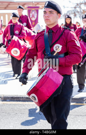 Marching Band von Trompeten und Trommeln begleitet die Pasión de Los Niños, die Leidenschaft der Kinder, Procesión de Los Pasos Chicos, Prozession der sm Stockfoto