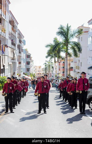 Marching Band von Trompeten und Trommeln begleitet die Pasión de Los Niños, die Leidenschaft der Kinder, Procesión de Los Pasos Chicos, Prozession der sm Stockfoto