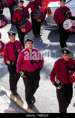 Marching Band von Trompeten und Trommeln begleitet die Pasión de Los Niños, die Leidenschaft der Kinder, Procesión de Los Pasos Chicos, Prozession der sm Stockfoto