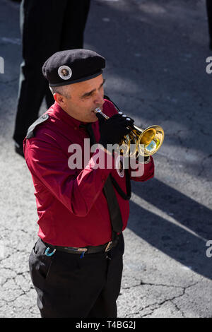 Marching Band von Trompeten und Trommeln begleitet die Pasión de Los Niños, die Leidenschaft der Kinder, Procesión de Los Pasos Chicos, Prozession der sm Stockfoto