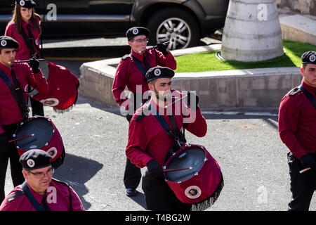 Marching Band von Trompeten und Trommeln begleitet die Pasión de Los Niños, die Leidenschaft der Kinder, Procesión de Los Pasos Chicos, Prozession der sm Stockfoto