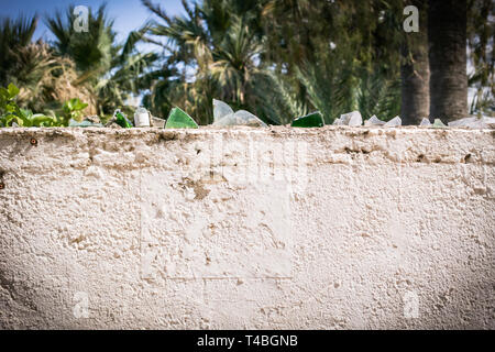 Zerbrochenes Glas oben an der Wand. Tunis. Susse. Stockfoto