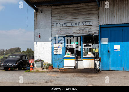 Frys garage Tedburn St. Mary, Dorf Garage uk, ländliche Szene, UK, Station, Abgebrochen, Diesel, Garage, Gas, Alte, Architektur, Außen, Bui Stockfoto