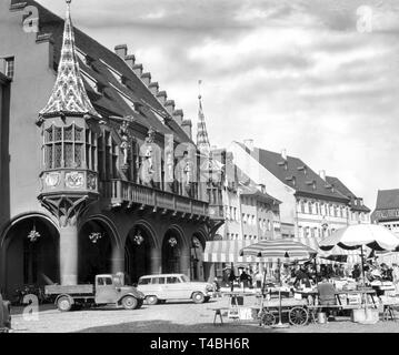 Das historische Kaufhaus mit seiner offenen, gewölbten Saal auf der Südseite der Münsterplatz in Freiburg stammt aus dem 16. Jahrhundert, im Jahre 1956 aufgezeichnet. | Verwendung weltweit Stockfoto